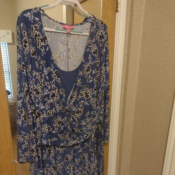 Beautiful wrap style dress - Picture 1 of 6